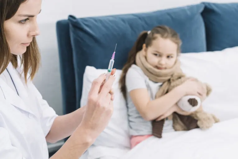 Brindando atencion a niños para mejorar su salud